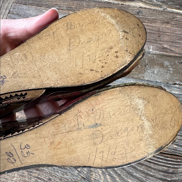 Vintage 1942 handmade & signed hand carved dragon wood wedges with velvet upper - Picture 10 of 10